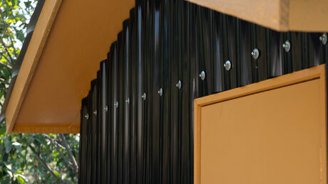 Policarbonato Acanalado No Traslucido 0,7mm Gris Reflectivo 0,81x2m image number null