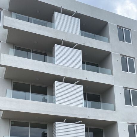 Quiebravista C Stripe PVC 77x22mm Blanco 6mts image number null