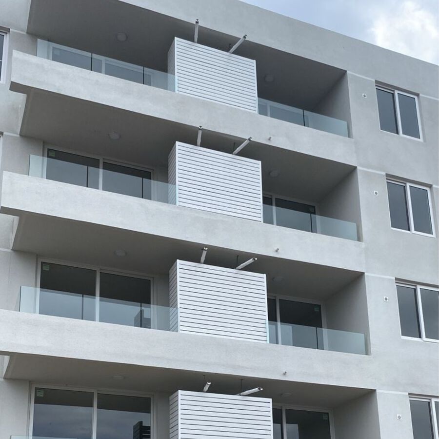 Quiebravista C Stripe PVC 77x22mm Blanco 6mts image number null