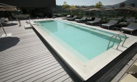 Piso Deck TimberTech Reañliaboard Brushed DVP en Terraza Hotel Valle Nevado