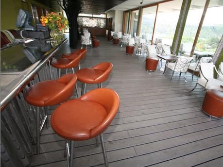 Piso Deck TimberTech Reañliaboard Brushed DVP en Terraza Hotel Valle Nevado