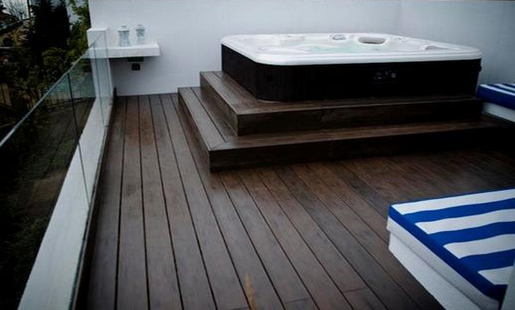 Producto: Deck para pisos modelo Earthwood. Color: Walnut. Proyecto:  Aplicación en Jacuzzi. Lugar:  Región Metropolitana, Chile.