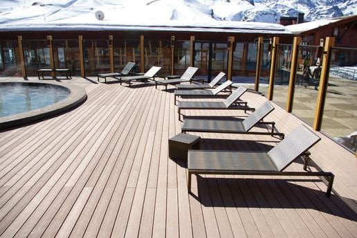 Revestimiento Deck TimberTech DVP Twin Finish Terraza Hotel Valle Nevado