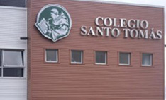 Proyecto Revestimiento Siding DVP Blanco y Nogal en Colegio Santo Tomas